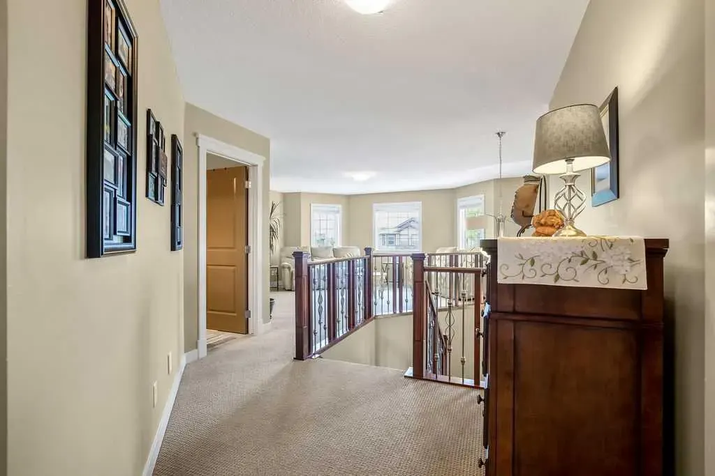 97 Drake Landing Crescent