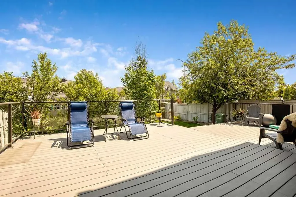 97 Drake Landing Crescent
