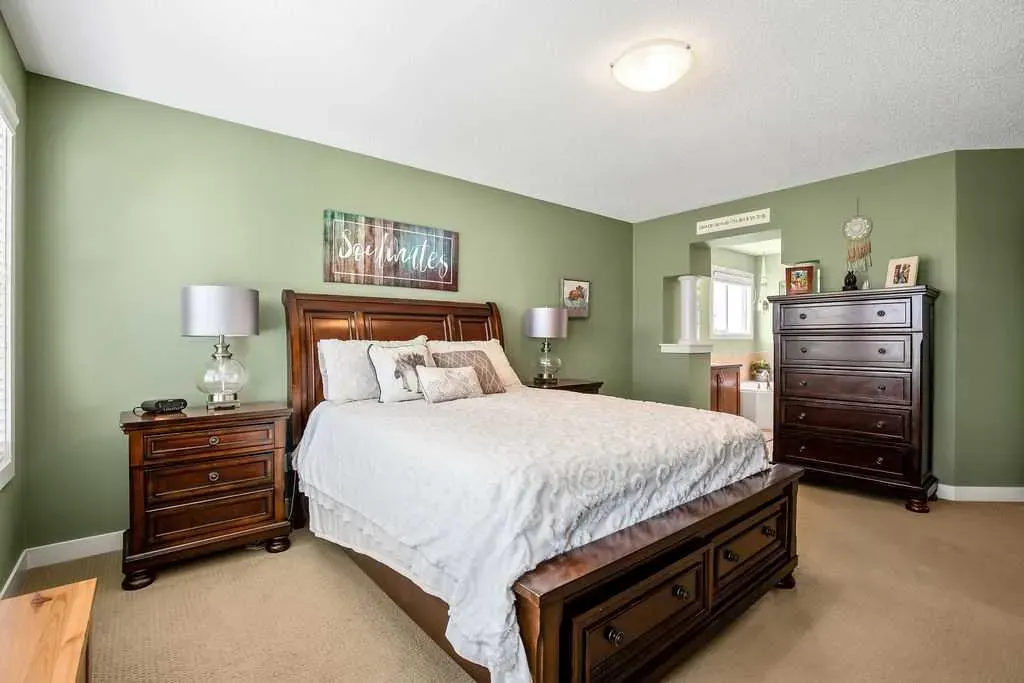 97 Drake Landing Crescent