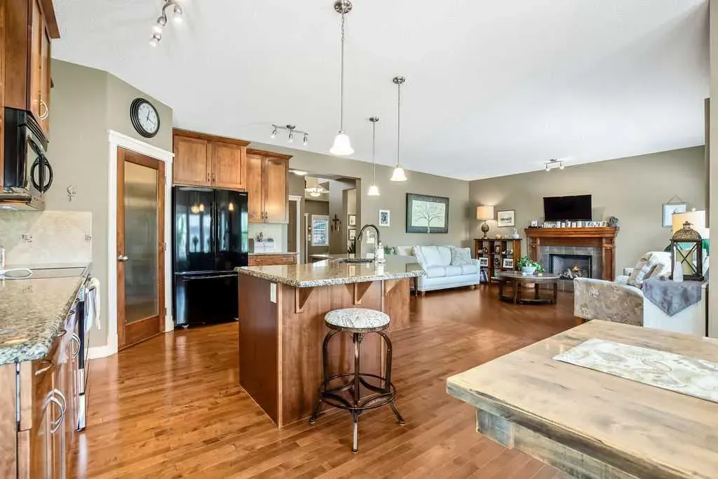 97 Drake Landing Crescent