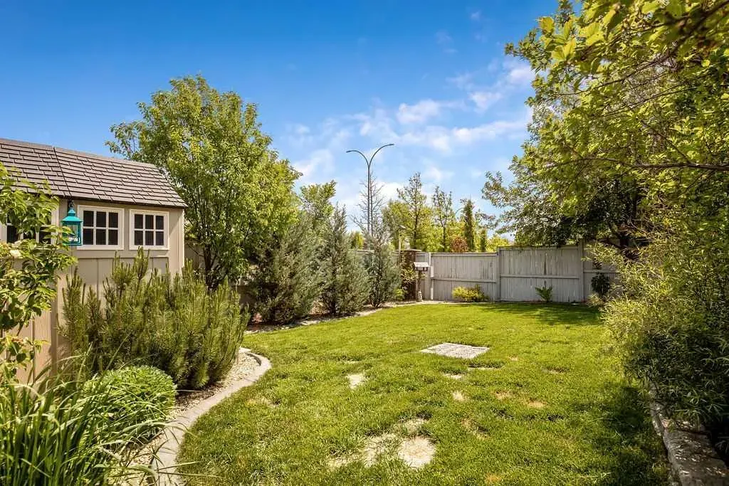 97 Drake Landing Crescent