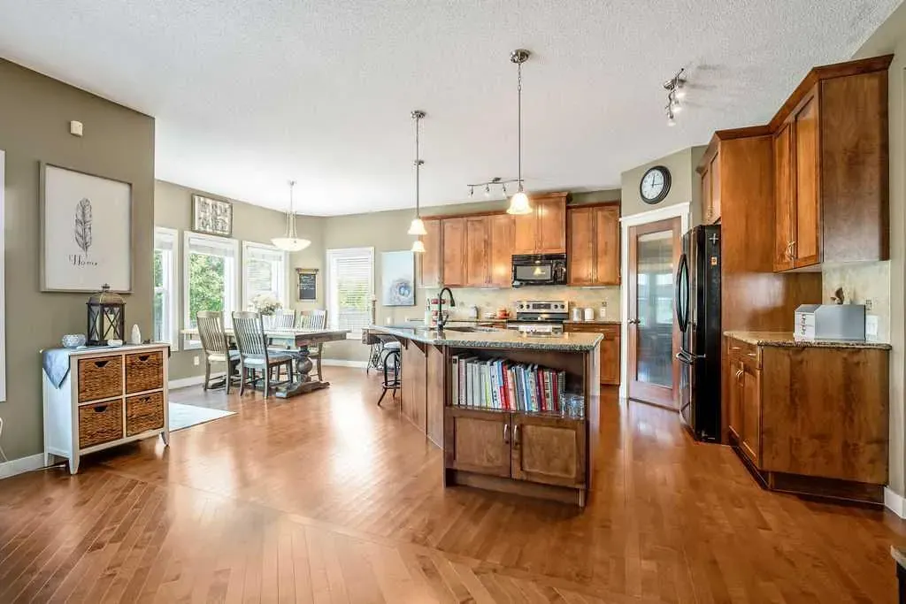 97 Drake Landing Crescent