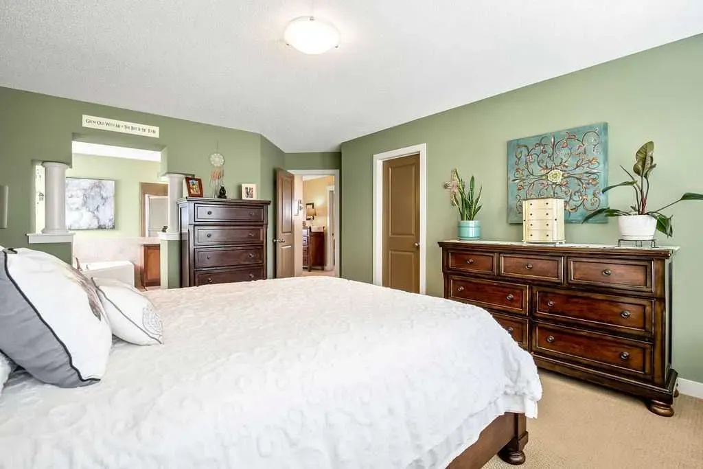 97 Drake Landing Crescent