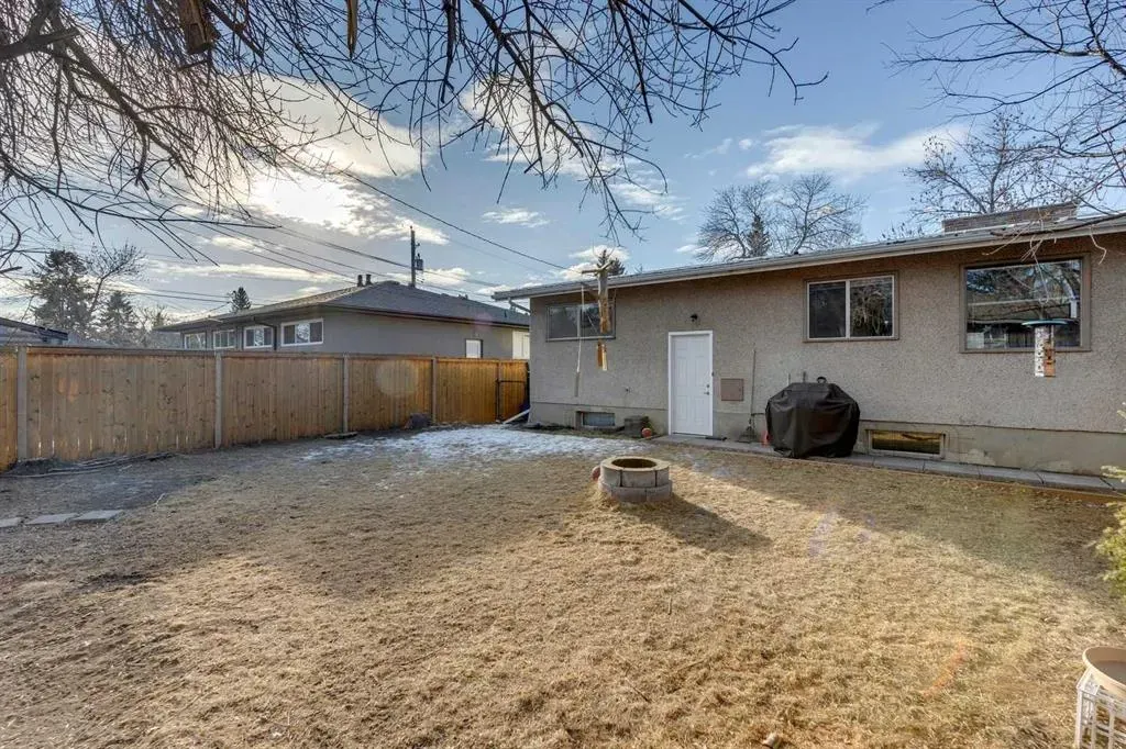 3913/3915 Spruce Drive SW