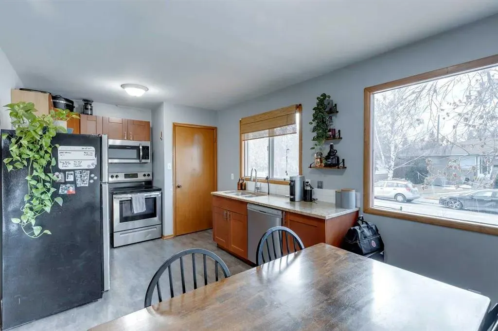 3913/3915 Spruce Drive SW