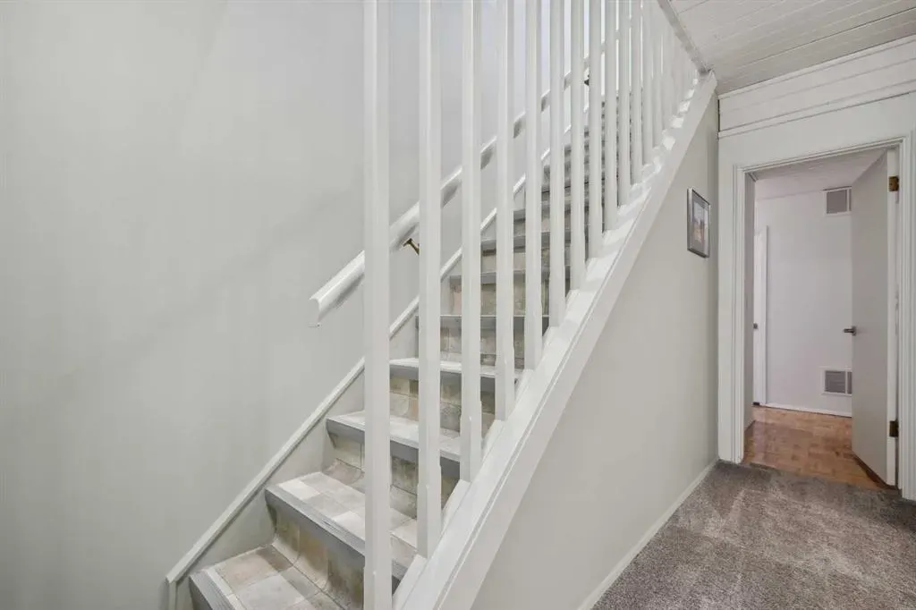 127 Varsity Estates Grove NW