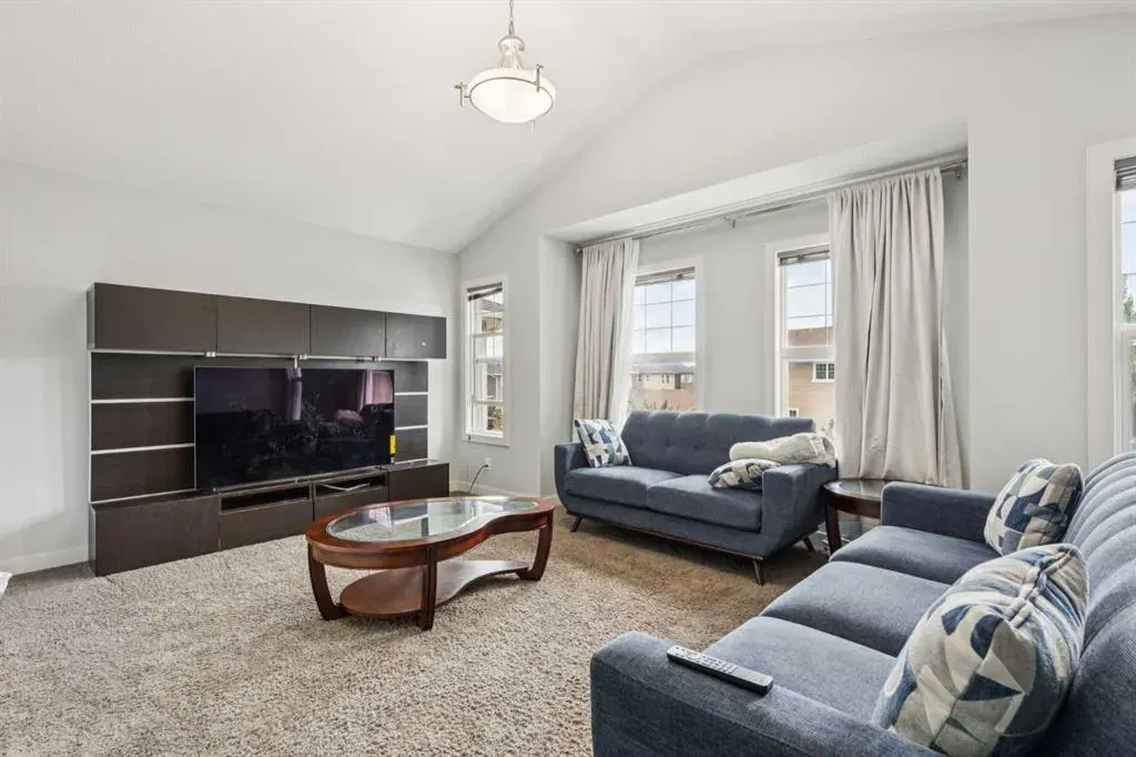 325 Evanspark Gardens NW