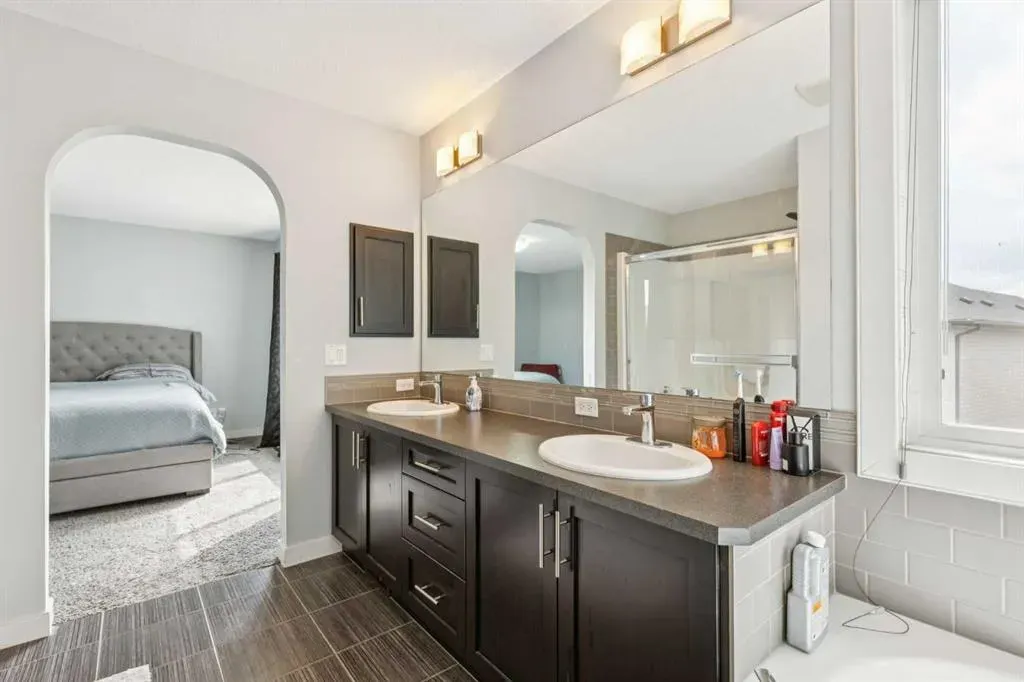 325 Evanspark Gardens NW