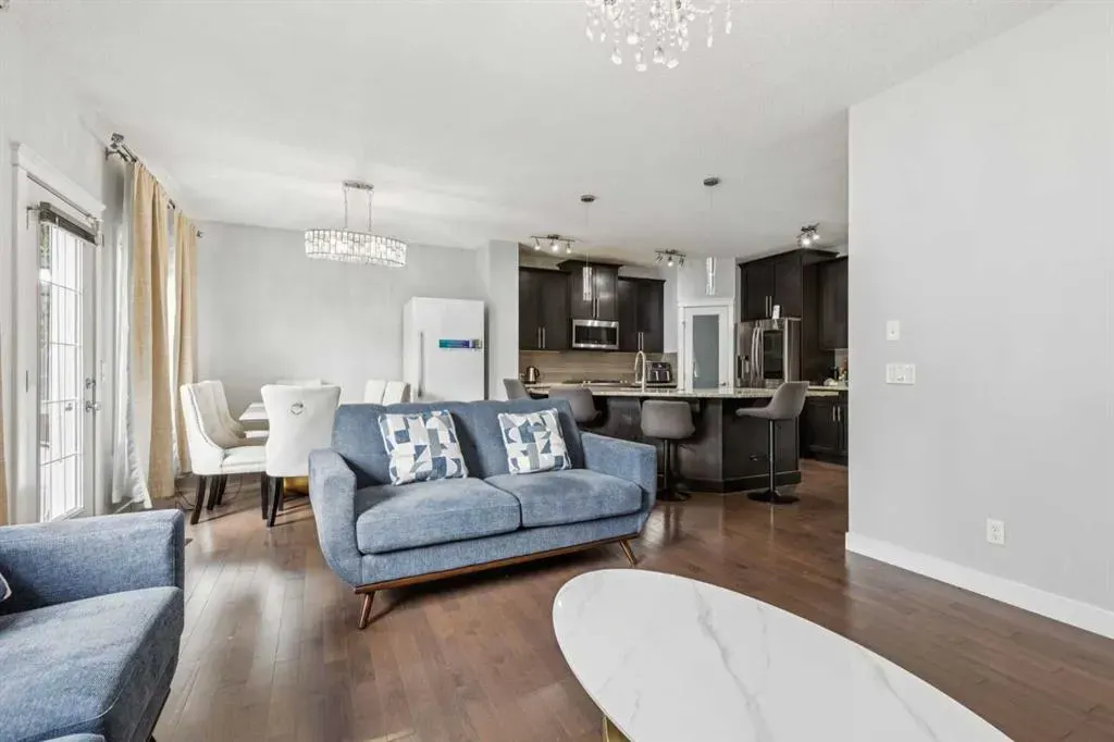 325 Evanspark Gardens NW