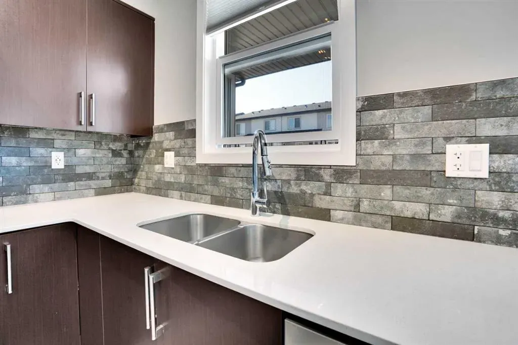 325 Redstone Walk NE, #201