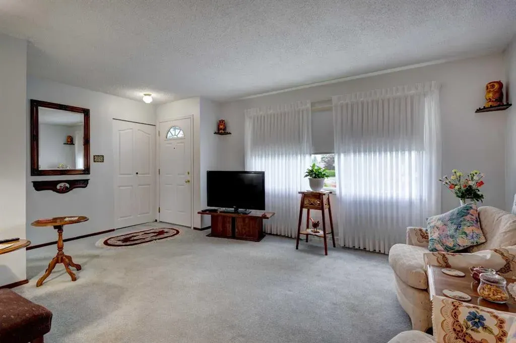 9619 Elbow Drive SW