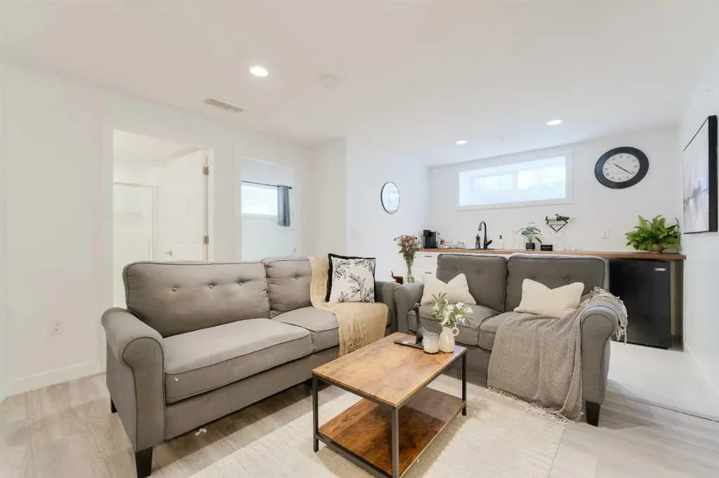 271 River Heights Crescent