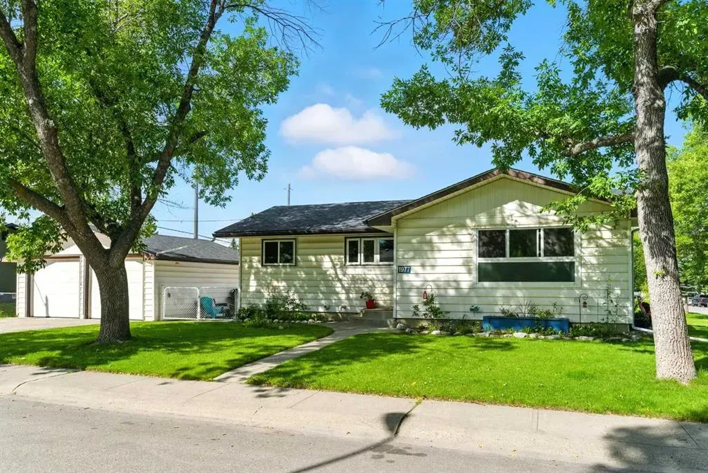 1977 Cottonwood Crescent SE