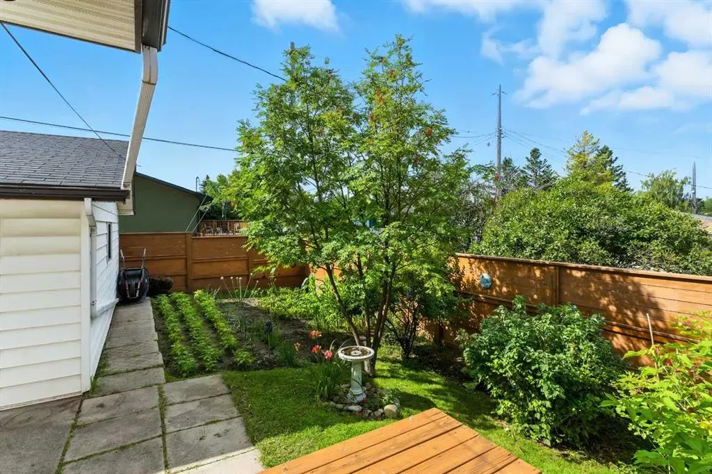 1977 Cottonwood Crescent SE
