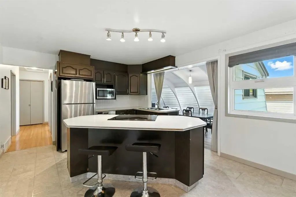 1977 Cottonwood Crescent SE
