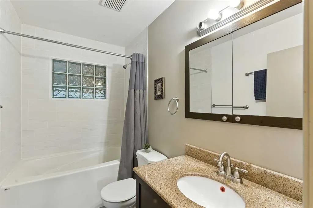 1977 Cottonwood Crescent SE