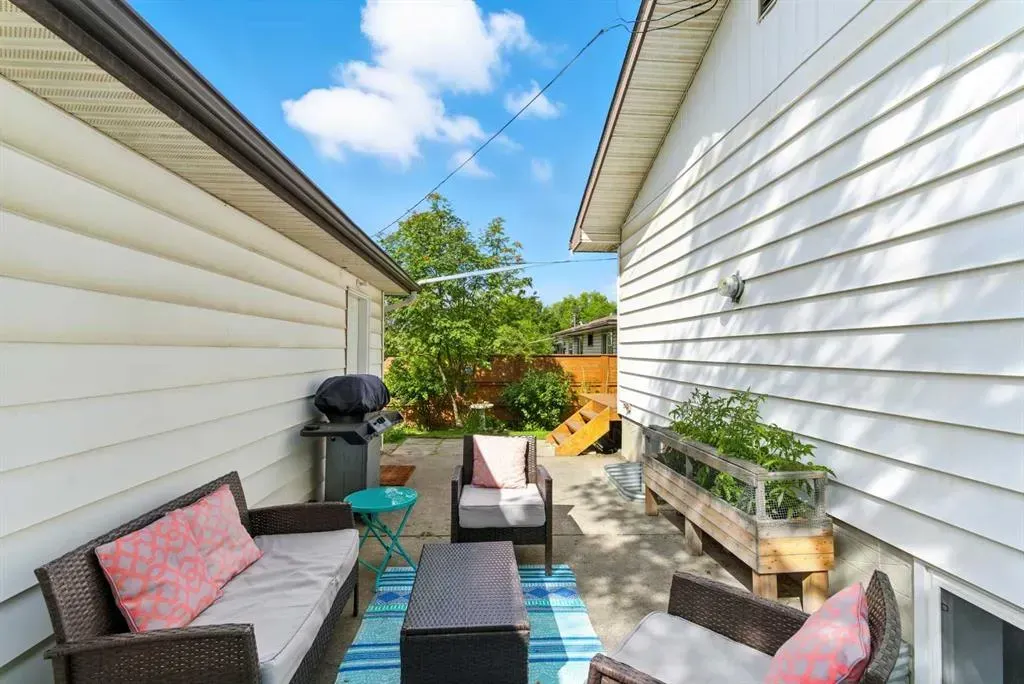 1977 Cottonwood Crescent SE