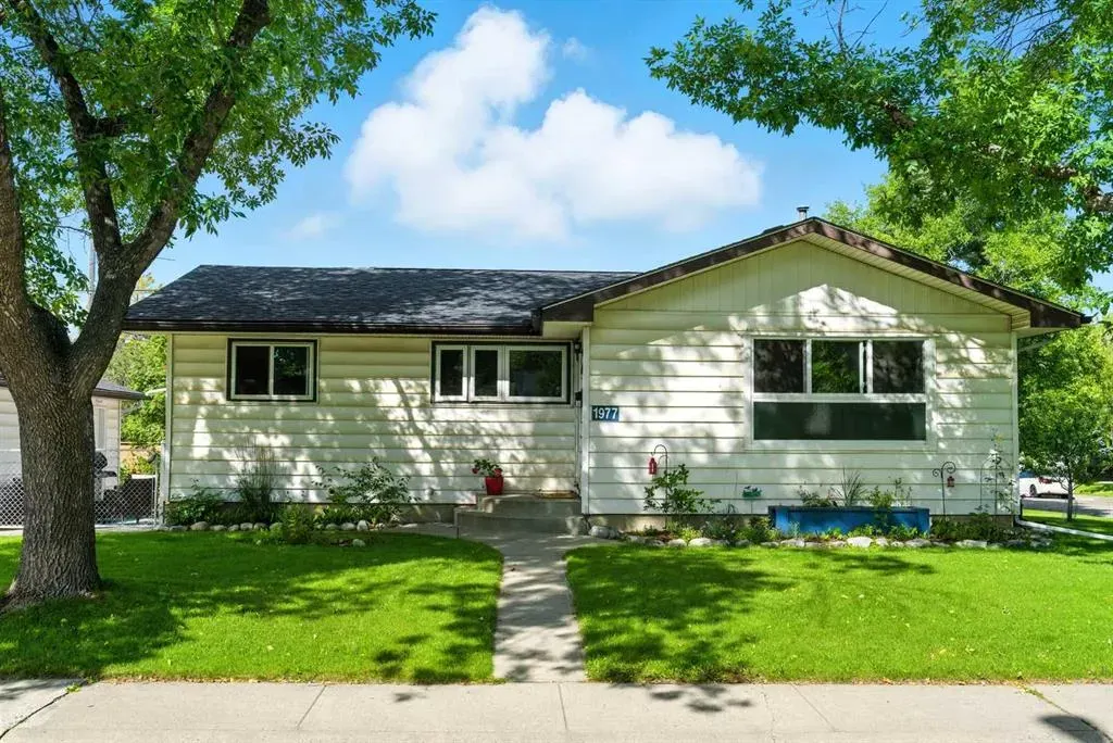 1977 Cottonwood Crescent SE