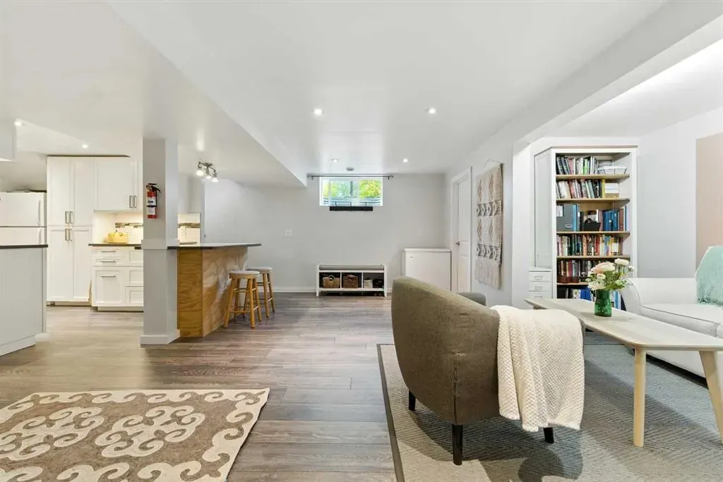 1977 Cottonwood Crescent SE
