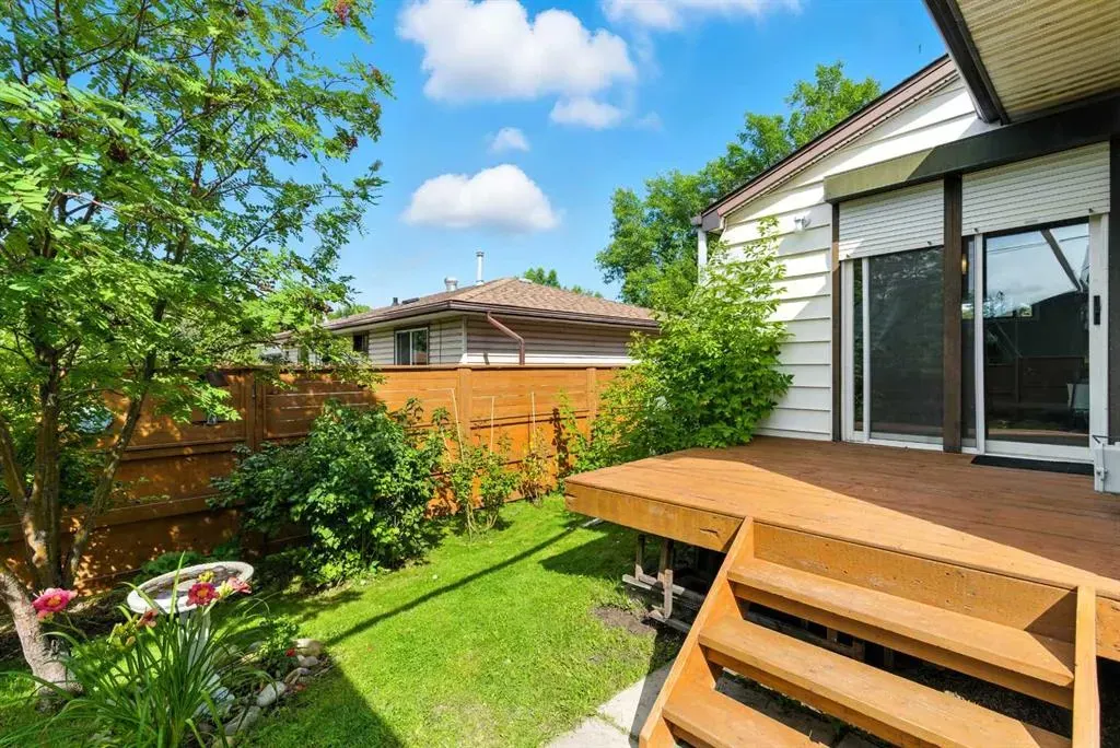 1977 Cottonwood Crescent SE