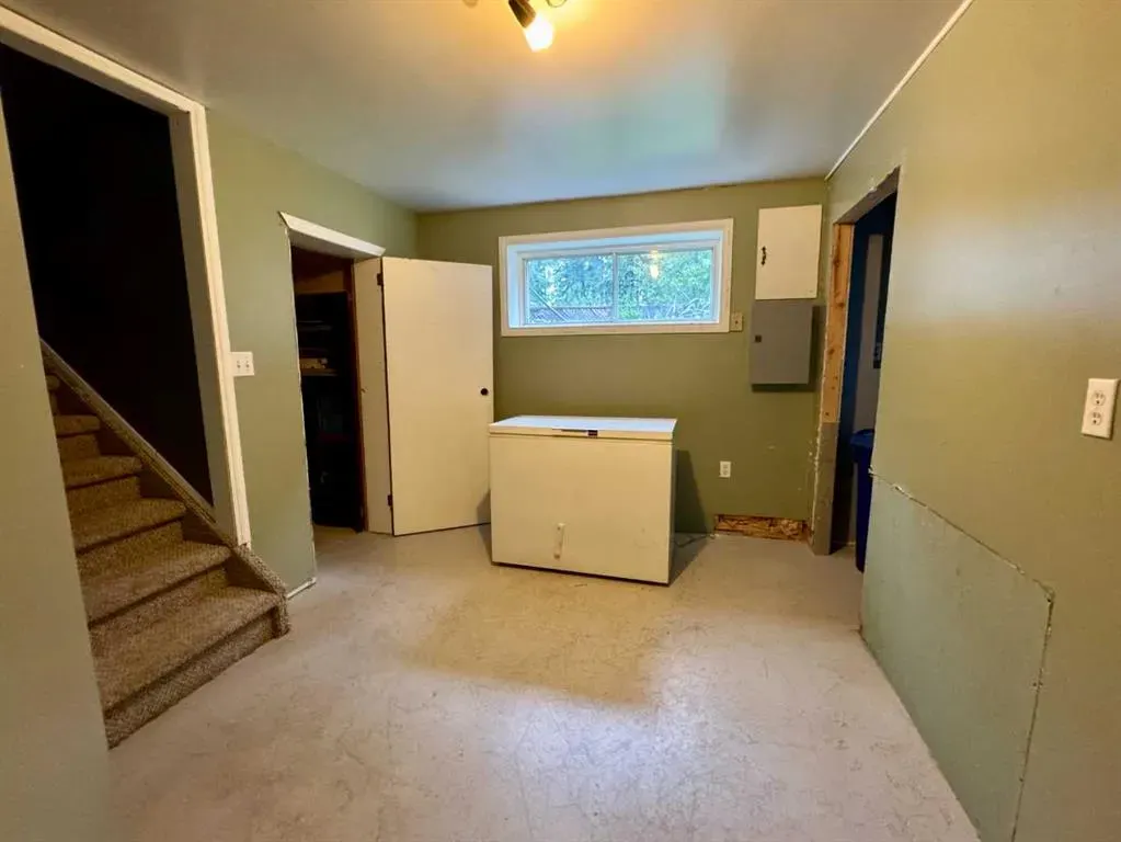 5040 58 Street Close
