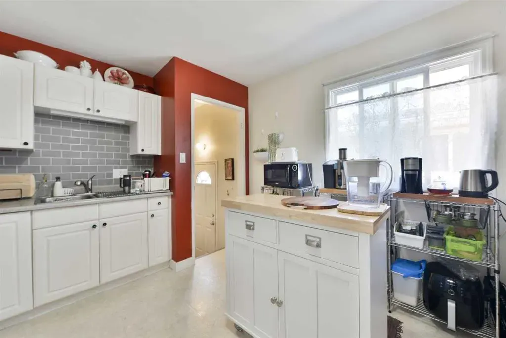 927 43 Street SW, #A & B