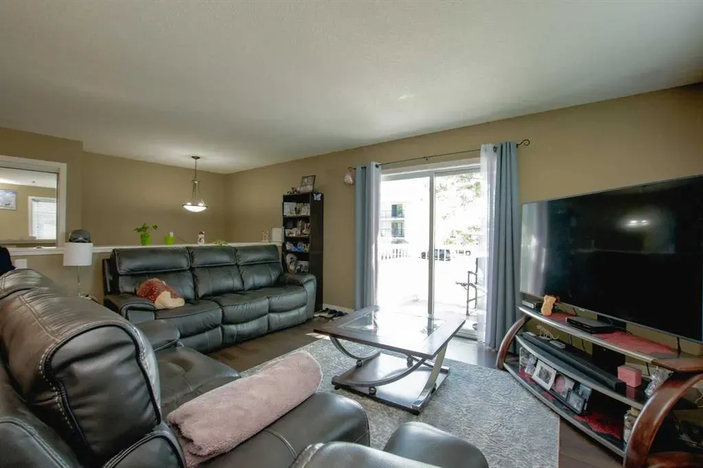 10028 104 Avenue, #A&B
