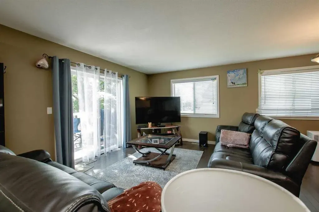 10028 104 Avenue, #A&B