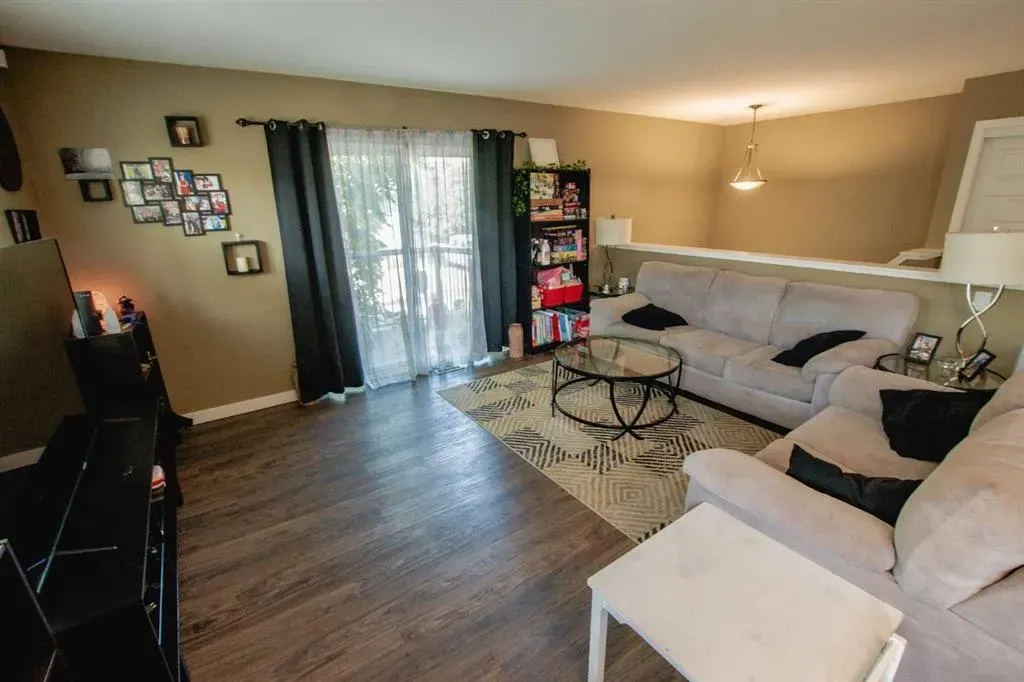 10028 104 Avenue, #A&B