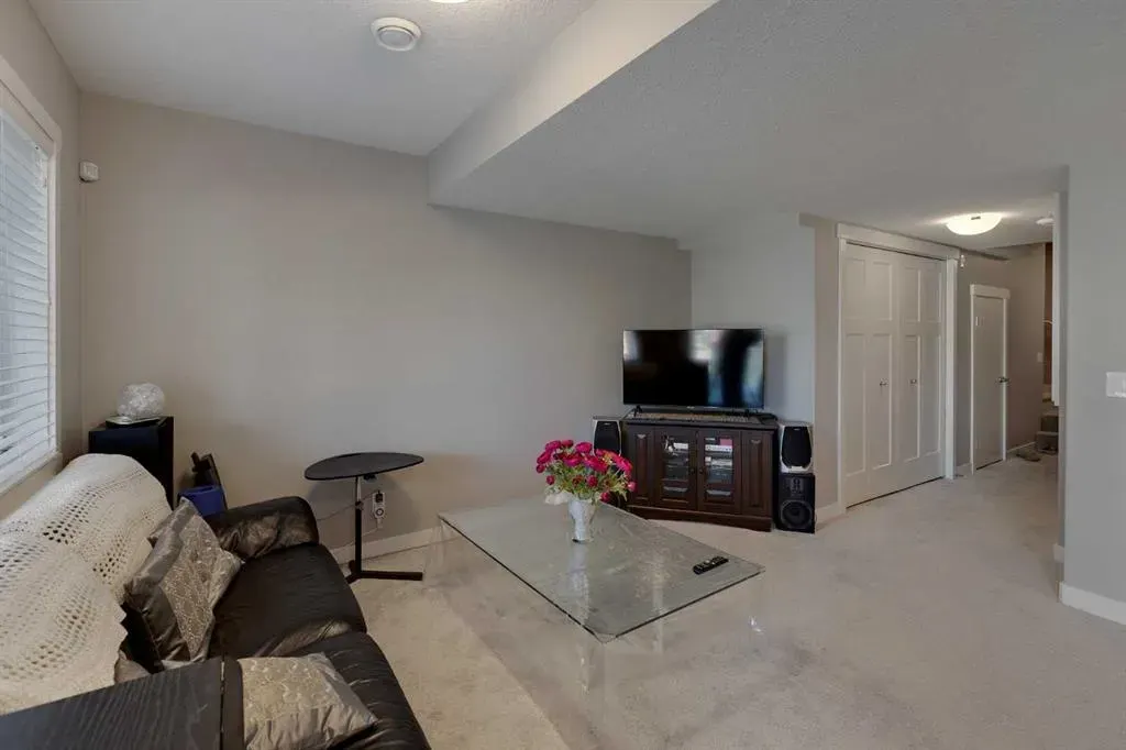 564 Evanston Manor NW