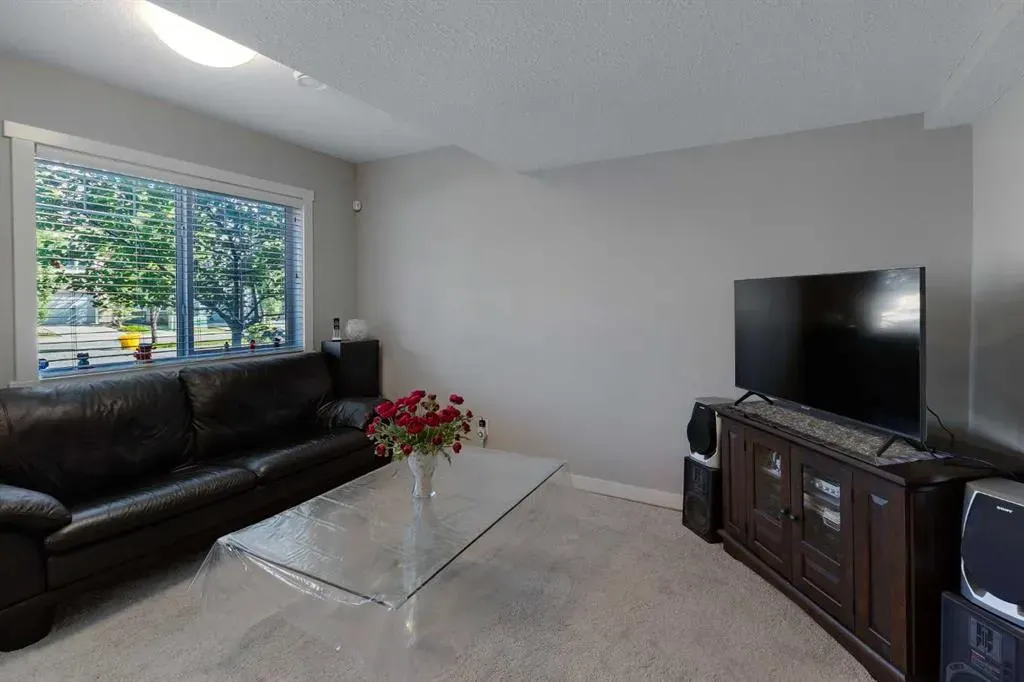 564 Evanston Manor NW
