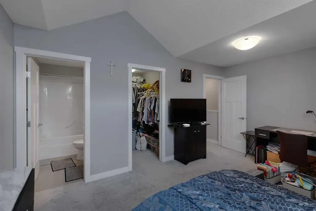 564 Evanston Manor NW