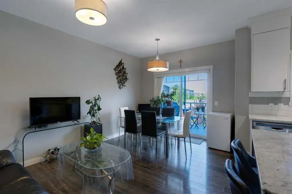 564 Evanston Manor NW