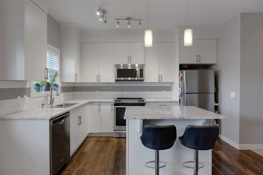 564 Evanston Manor NW