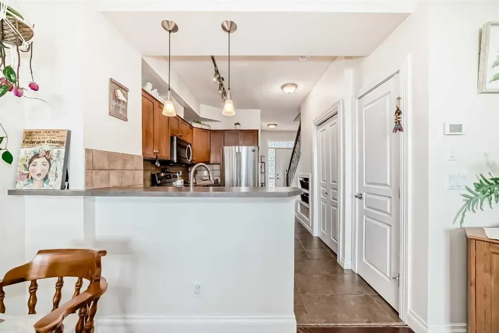 145 Rockyledge View NW, #11