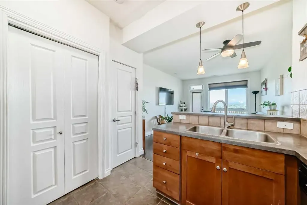 145 Rockyledge View NW, #11