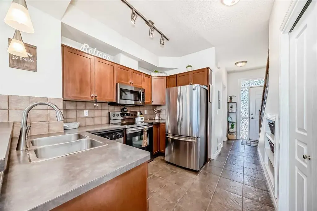 145 Rockyledge View NW, #11