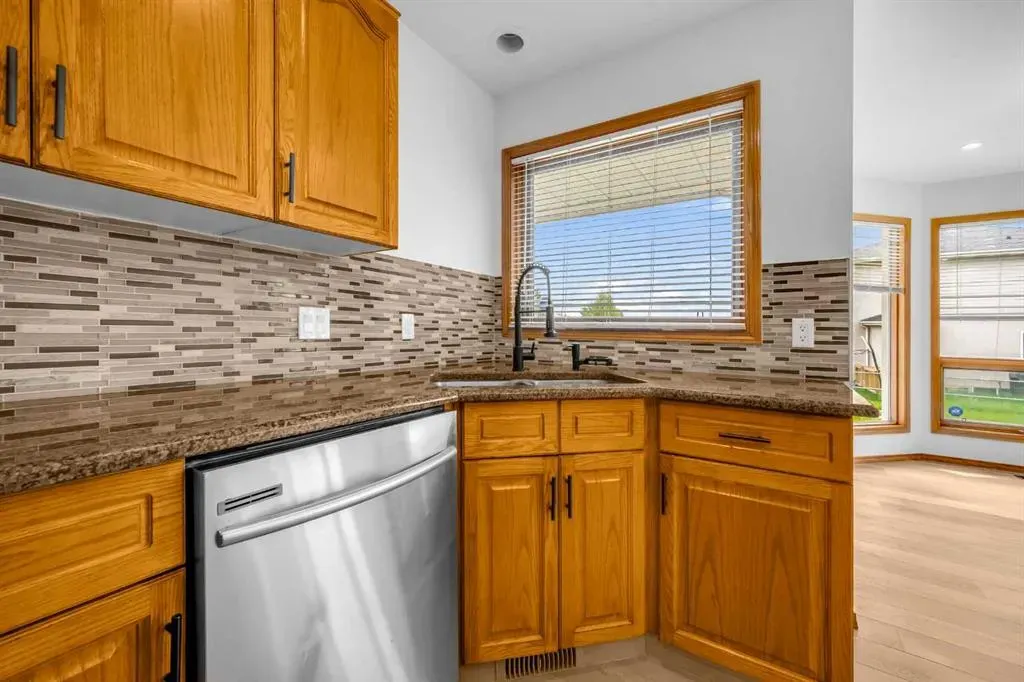 208 Coral Shores Bay NE