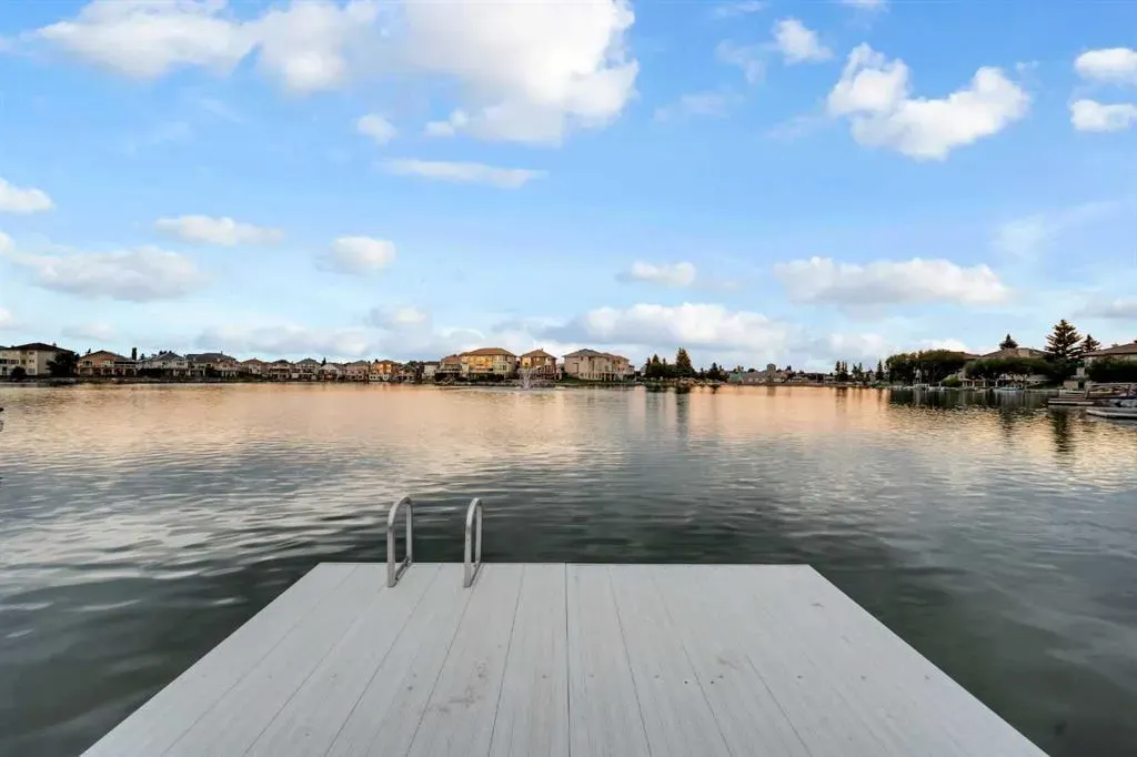 208 Coral Shores Bay NE