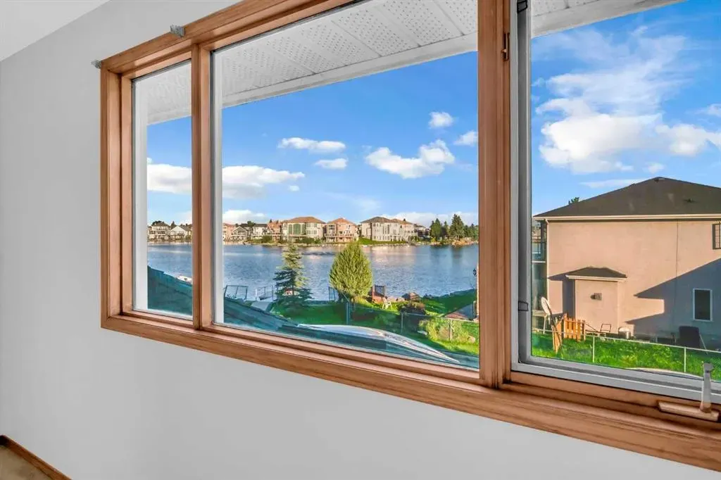 208 Coral Shores Bay NE
