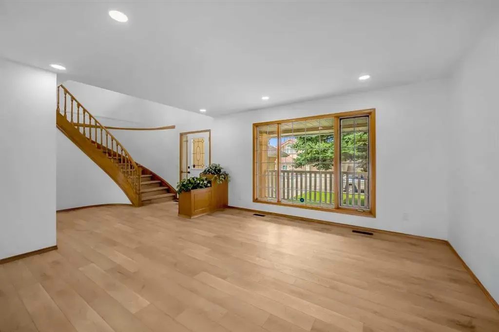208 Coral Shores Bay NE