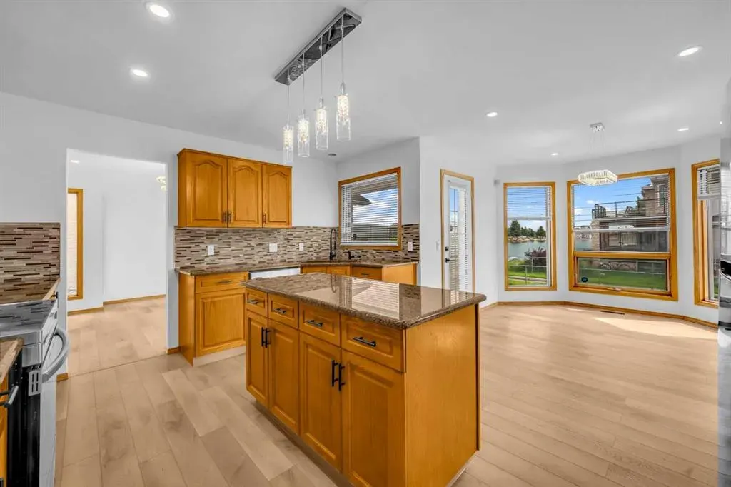 208 Coral Shores Bay NE
