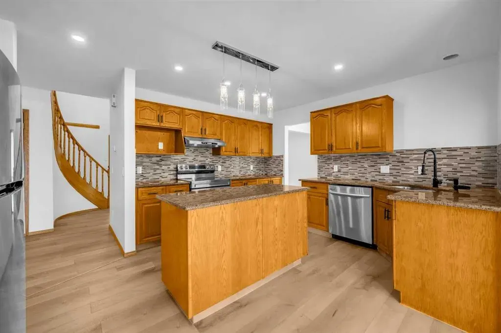 208 Coral Shores Bay NE