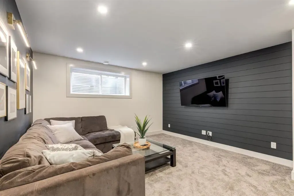 99 Aspen Stone Crescent SW