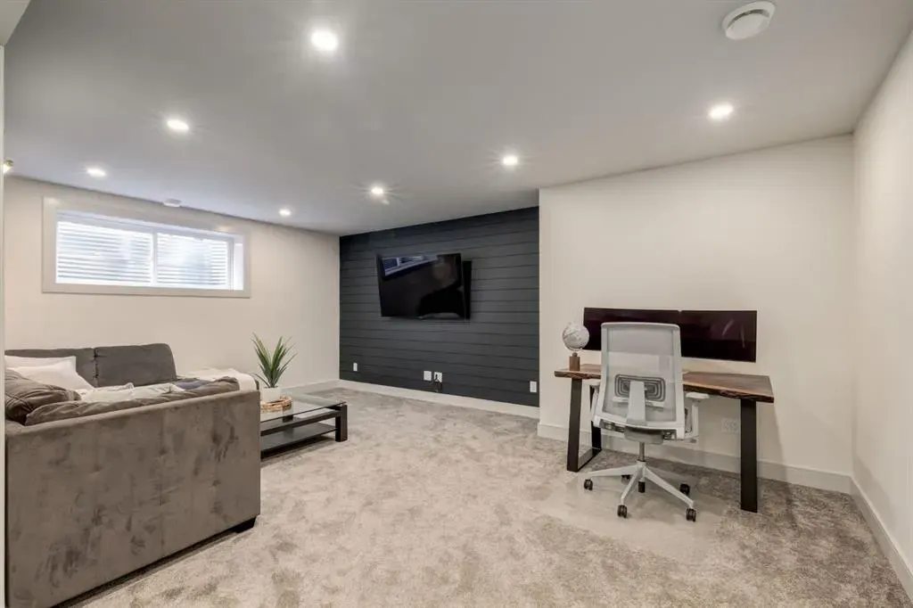 99 Aspen Stone Crescent SW