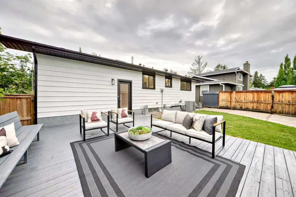 636 Cedarille Way SW