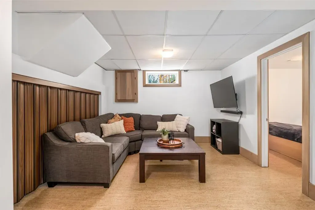 5104 Vallance Crescent NW