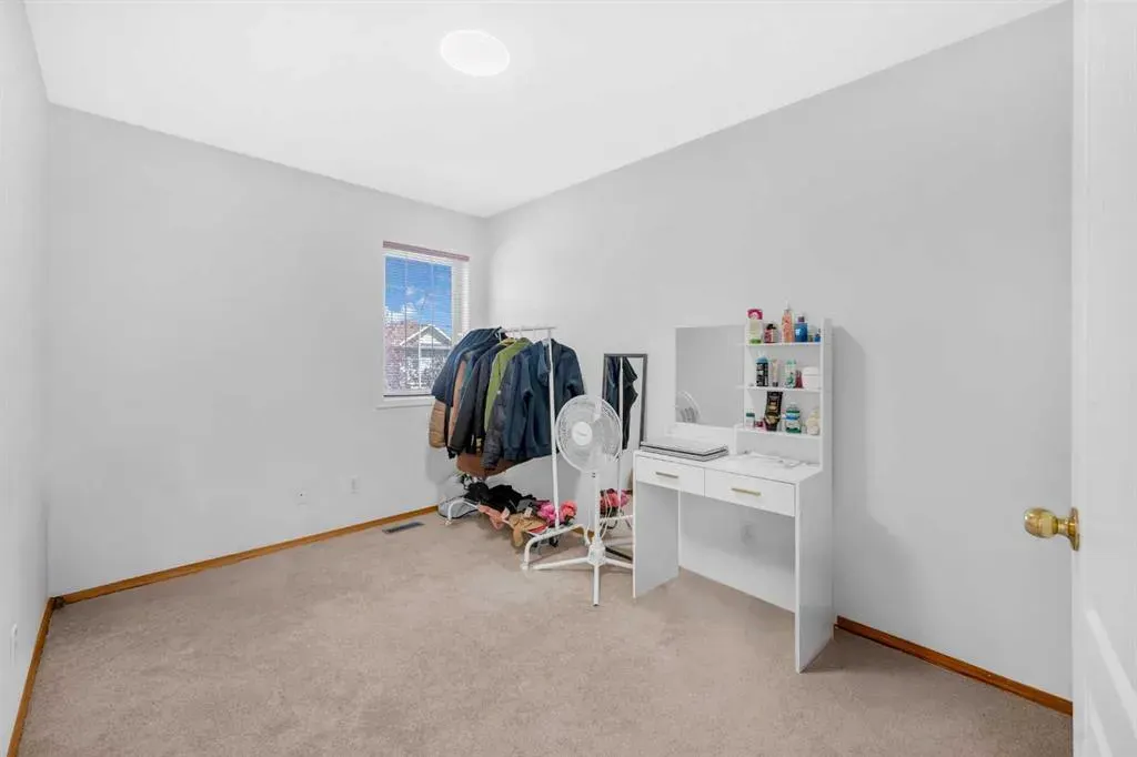 148 Tarington Park NE