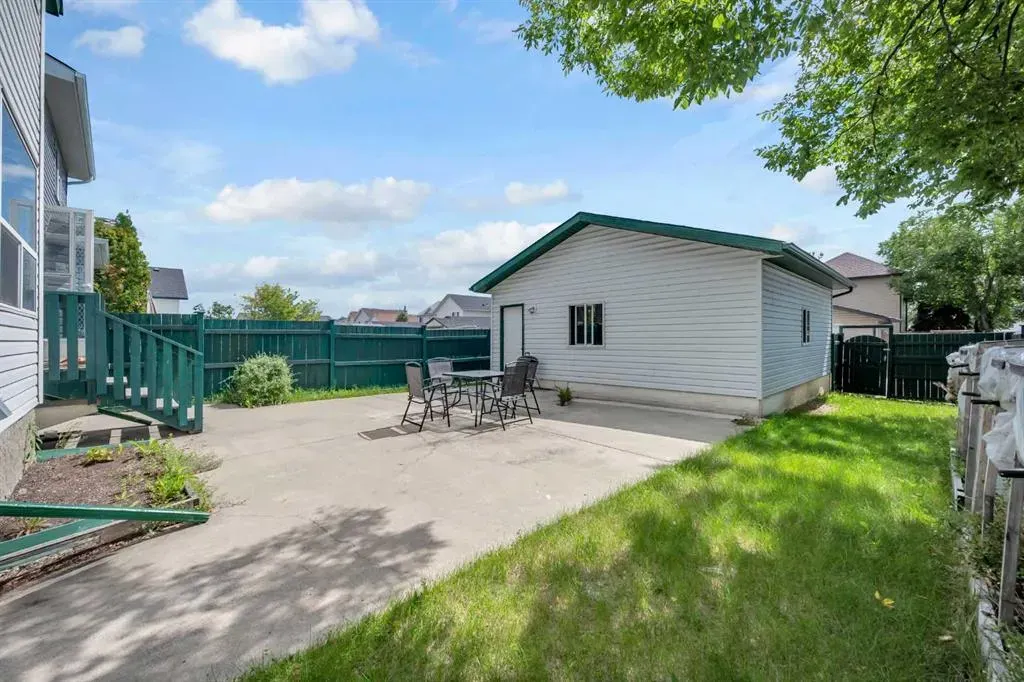 148 Tarington Park NE