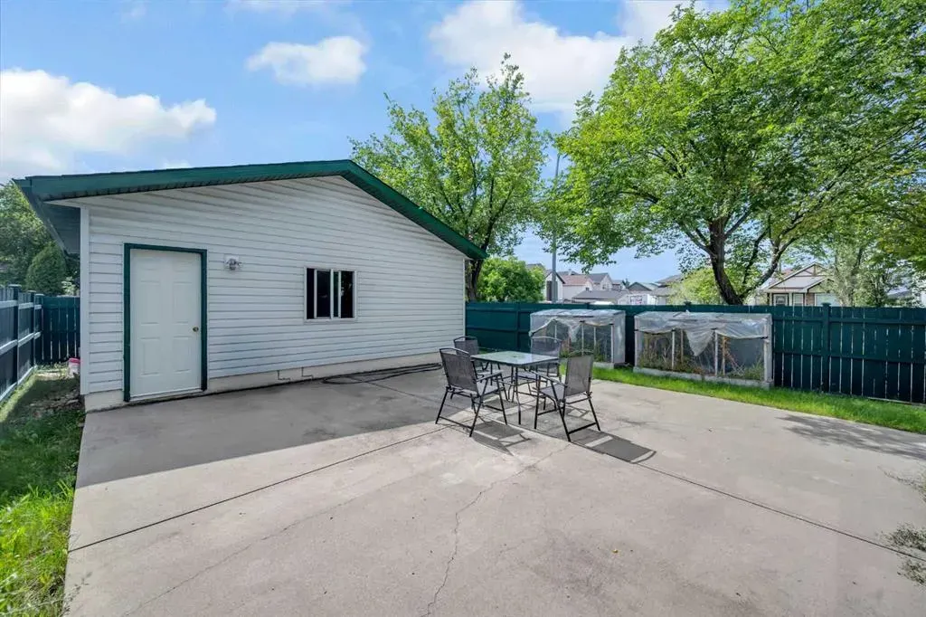 148 Tarington Park NE